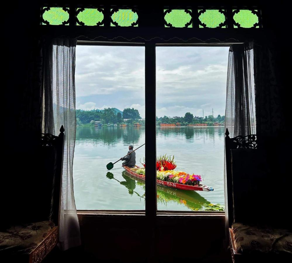 Houseboat Lily Of Nageen Srīnagar Exteriör bild