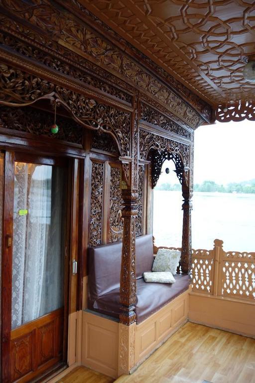 Houseboat Lily Of Nageen Srīnagar Exteriör bild