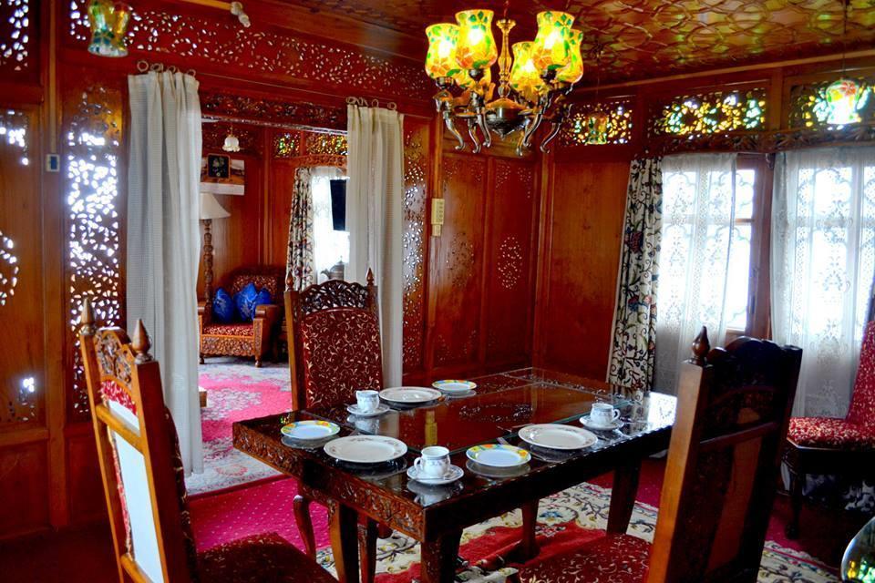 Houseboat Lily Of Nageen Srīnagar Exteriör bild