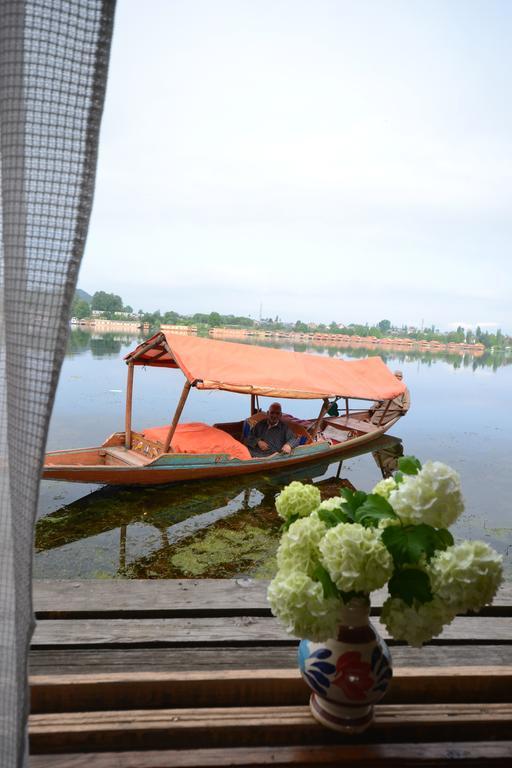 Houseboat Lily Of Nageen Srīnagar Exteriör bild