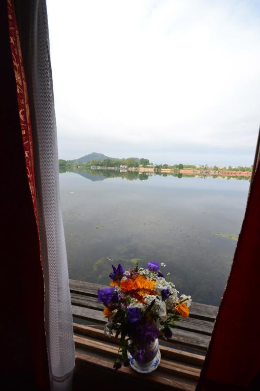 Houseboat Lily Of Nageen Srīnagar Exteriör bild